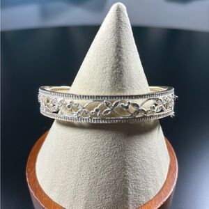 listing-status-banner